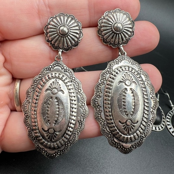 Lot of 4 pair pierced western, southwestern style earrings silver tone - Picture 14 of 16